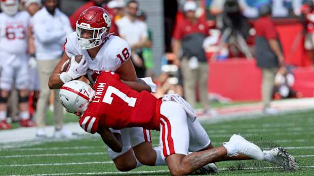 Tamon Lynum tackles Kaden Helms 2022 Nebraska vs Oklahoma football USATSI_19064081